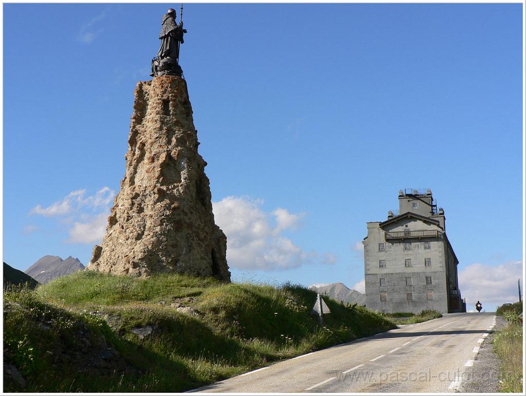 P1010010.jpg - Passage du col du Petit Saint Bernard: la statue et l'hospice.