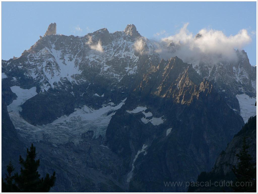 P1010032.jpg - Dent du G�ant et Ar�tes de Rochefort vue en descendant sur Courmayeur