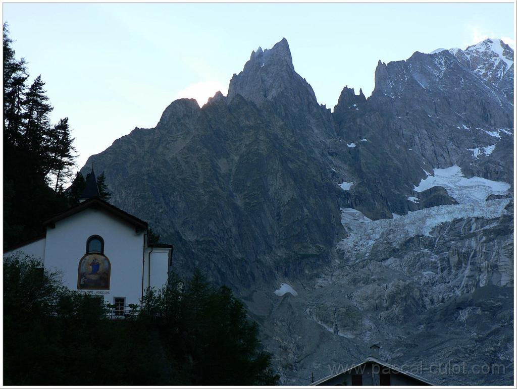 P1010040.jpg - Aiguilles et Ar�te de Peuterey vue de Notre Dame de la Gu�rison.