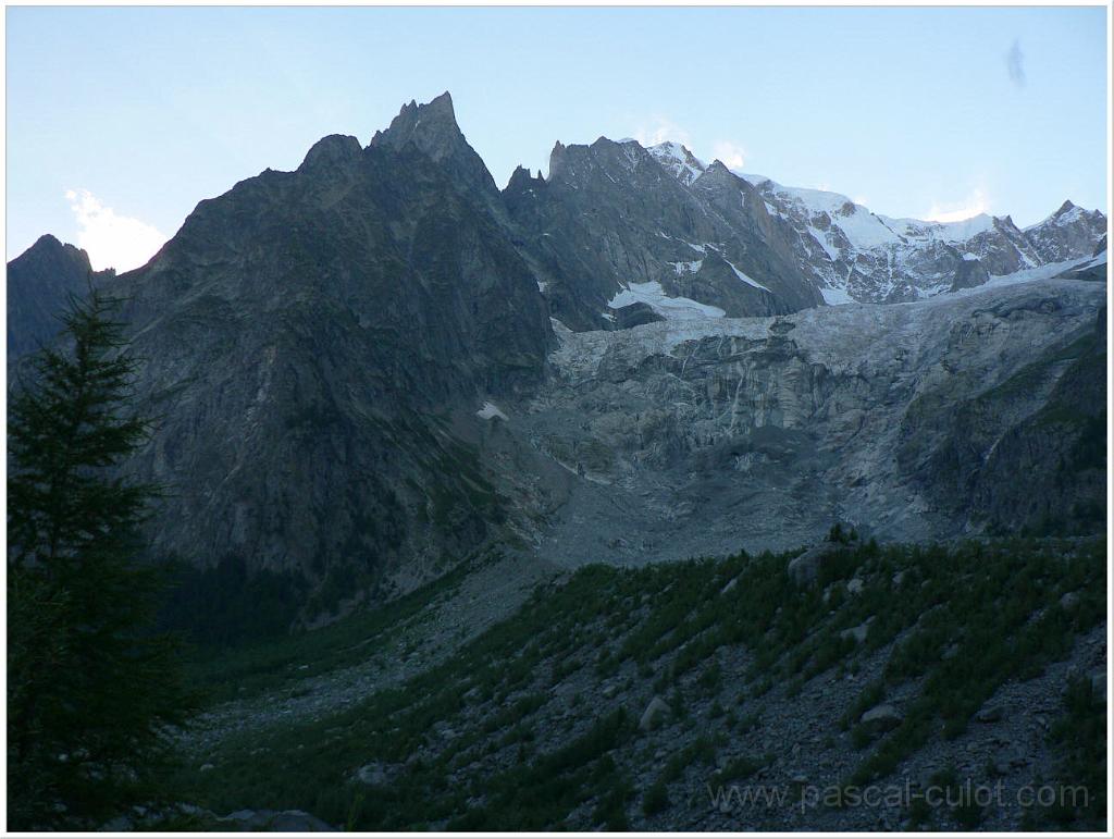 P1010048.jpg - Au pied de l'Ar�te de Peuterey
