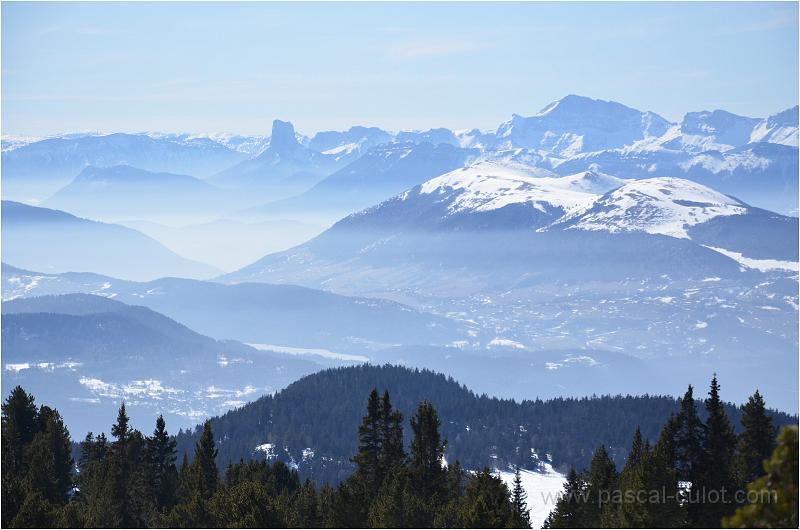 DSC_0460.jpg - Les vall�es sont bien dans la crasse: inversion de temp�rature (plus froide en bas qu'en altitude) et pic de pollution sont au rendez-vous par ce temps anticyclonique.