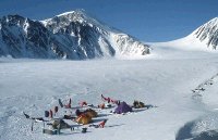 Le camp 4 au pied du Perriertoppen